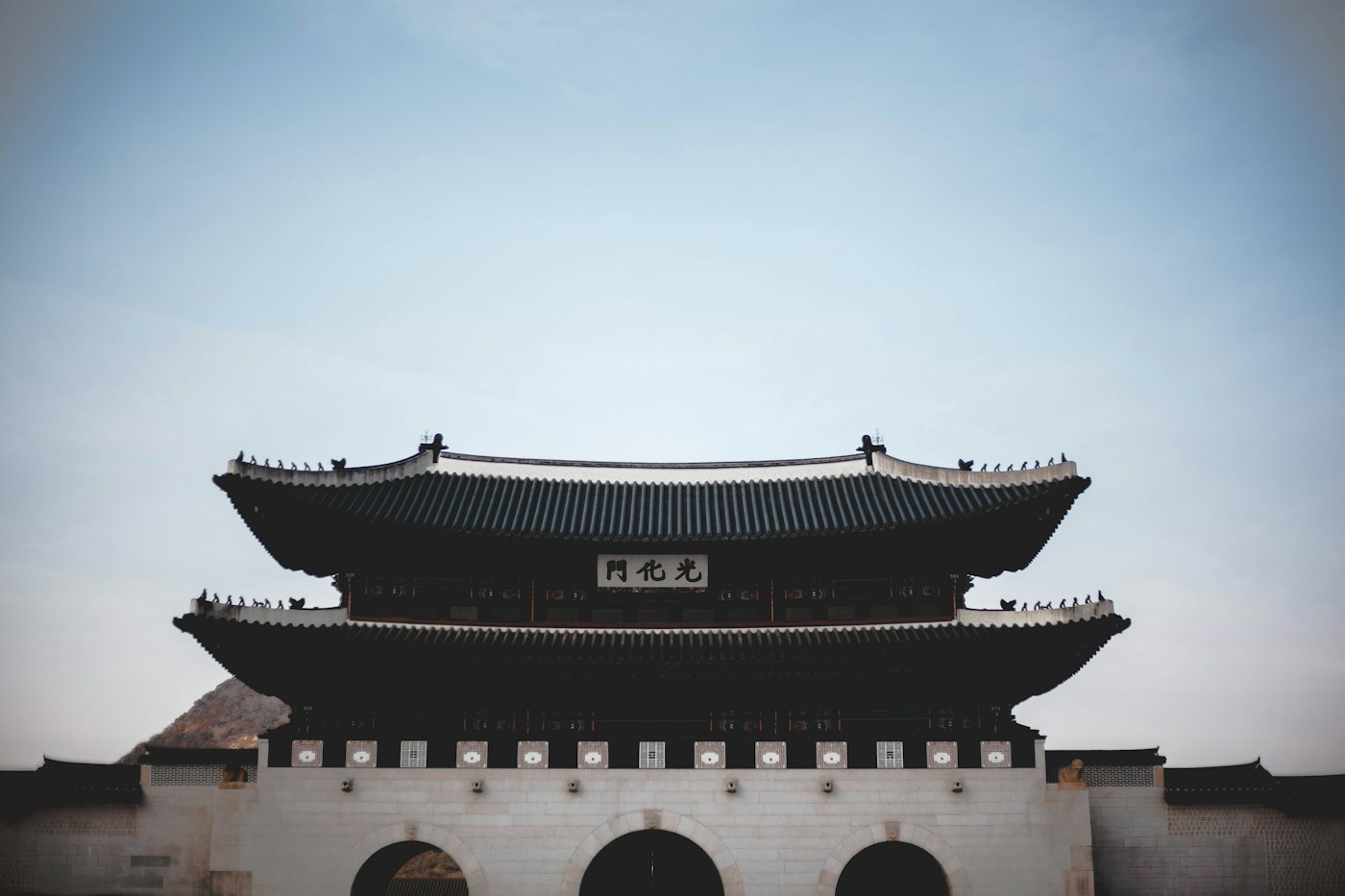 푸른 저녁 하늘 아래 광화문의 이층 문루